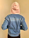 Джинсова курточка коротка з рожевим капюшоном, фото 3