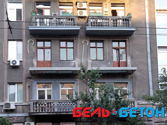 Еще одна балюстрада на балконе многоэтажного дома в Киеве на Пирогова | Серая балюстрада на Пирогова в Киеве 2