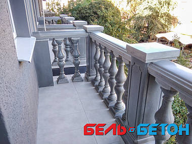 Еще одна балюстрада на балконе многоэтажного дома в Киеве на Пирогова | Серая балюстрада на Пирогова в Киеве