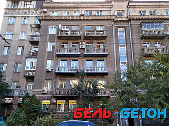 Еще одна балюстрада на балконе многоэтажного дома в Киеве на Пирогова | Серая балюстрада на Пирогова в Киеве 13