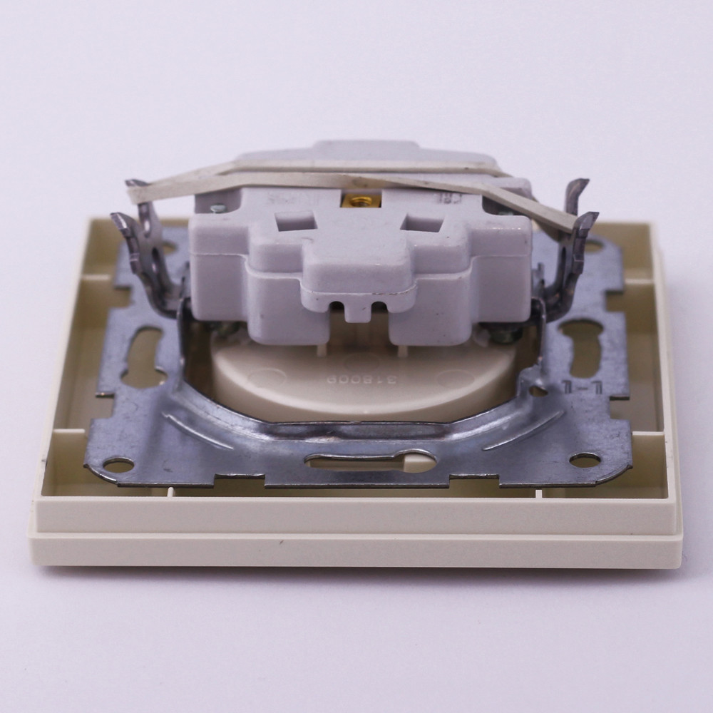 Розетка электрическая VI-KO Karre скрытой установки одинарная без заземления (белая) - фото 3 - id-p176749499