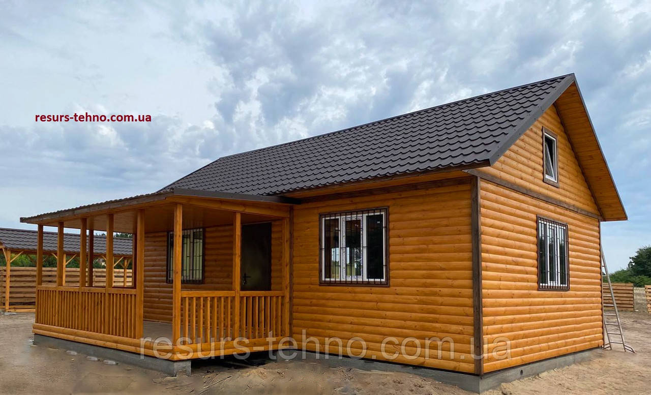 Будинок дерев'яний 10 м х 6 м із терасою. Оздоблення блокхаусом