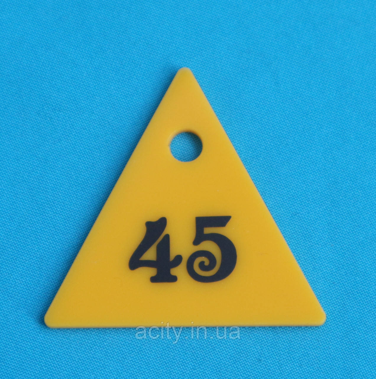 Трикутний номерок із кольорового акрилу жовтий, фото 1