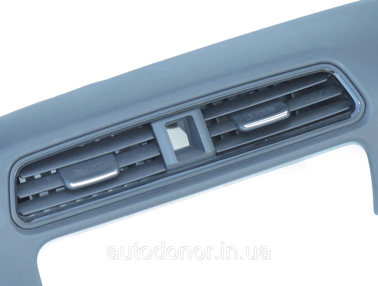 Повітропроводи торпедо центральні Nissan Leaf ZE1 (18-) 68750-5SK0B