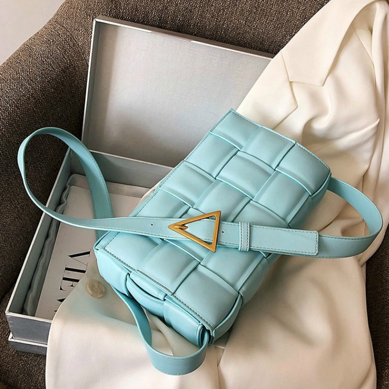 Сумка клатч жіночий в стилі Bottega Veneta Padded Cassette. Трендова сумочка (блакитна), фото 1