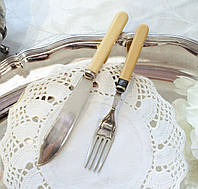 Английский столовый нож и вилка с целлулоидными ручками, серебрение, Англия