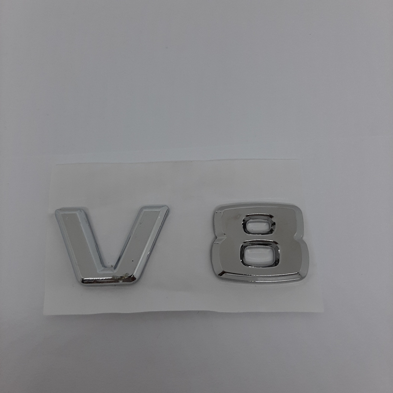 Емблема V8