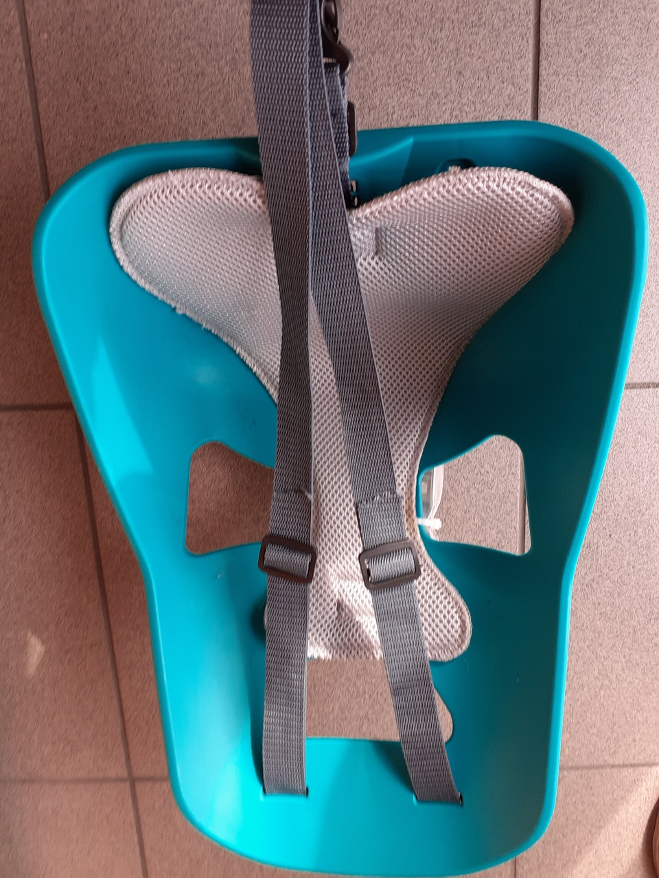 Велосипедне дитяче сідло на раму з підставкою для ніг.