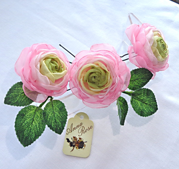 Набір заколок для ошатної зачіски з квітами ручної роботи з тканини "Рожеві Ранункулюсы"