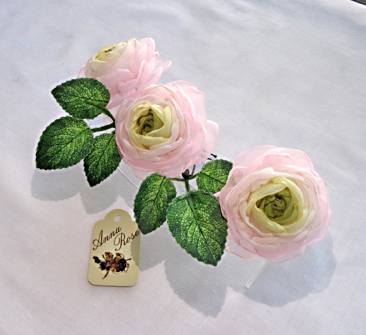 Набір заколок для ошатної зачіски з квітами ручної роботи з тканини "Ніжно Рожеві Ранункулюсы"