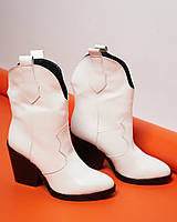 Хорошие женские осенние полусапоги ботинки казаки кожаные на байке ковбойский каблук белые