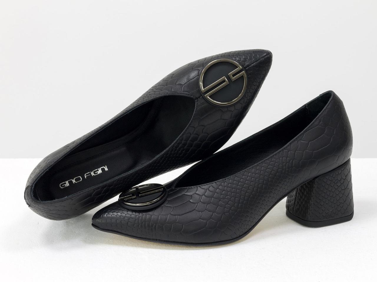 Туфлі на невисокому каблуці, виконані з натуральної шкіри чорного кольору з текстурою пітон