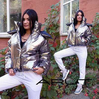 Серебристая дутая куртка с капюшоном