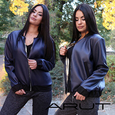 Жіночий стильний бомбер темно-синього кольору з екошкіри