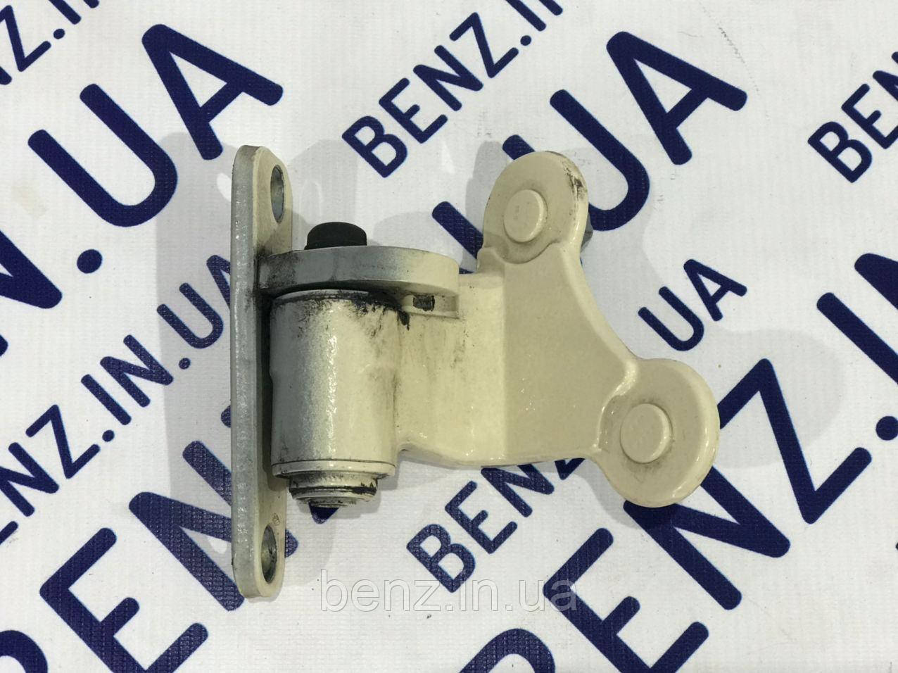Петля задньої двері праворуч нижня Mercedes W212, W204 A2047301337