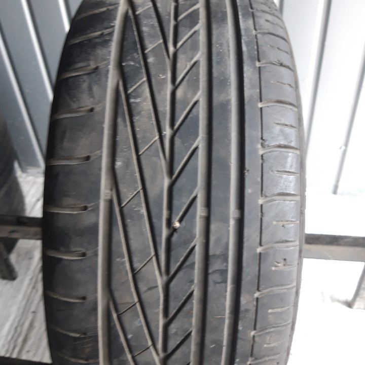 Одне літнє колесо 225/50/16 Goodyear excellens