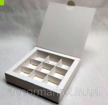 Коробка на 9 цукерок біла 15х15х3см