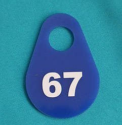 Гардеробний номерок “Груша” синій акрил 3 мм | нумерація за запитом, 70×50 мм, отвір 18 мм