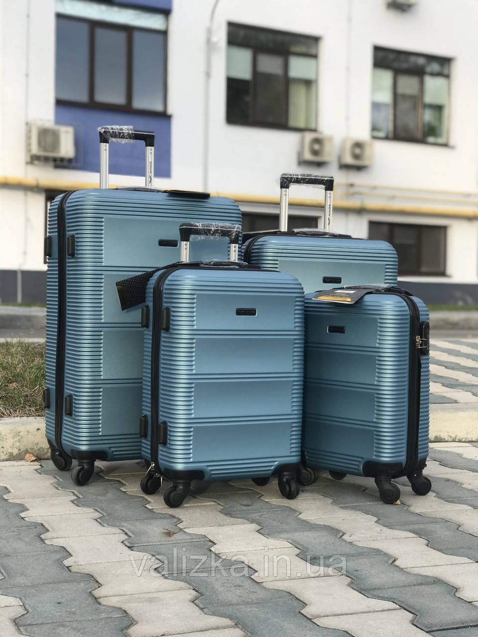 Комплект валіз : малий , середній , великий .