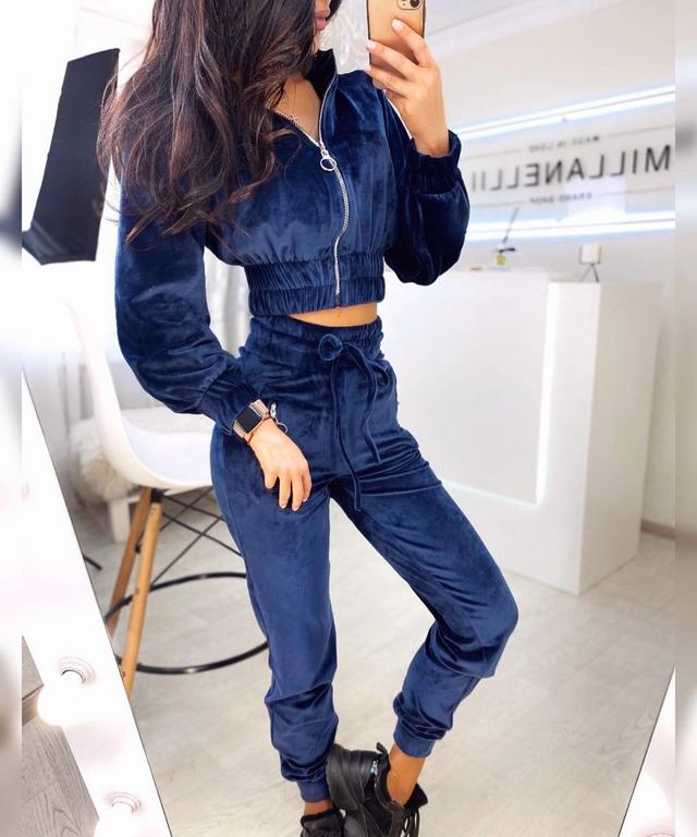 Женский брючный велюровый костюм с капюшоном