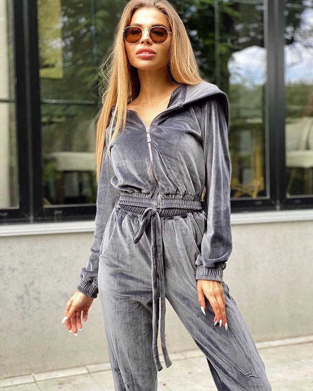 Модный велюровый костюм с капюшоном и свободными штанами