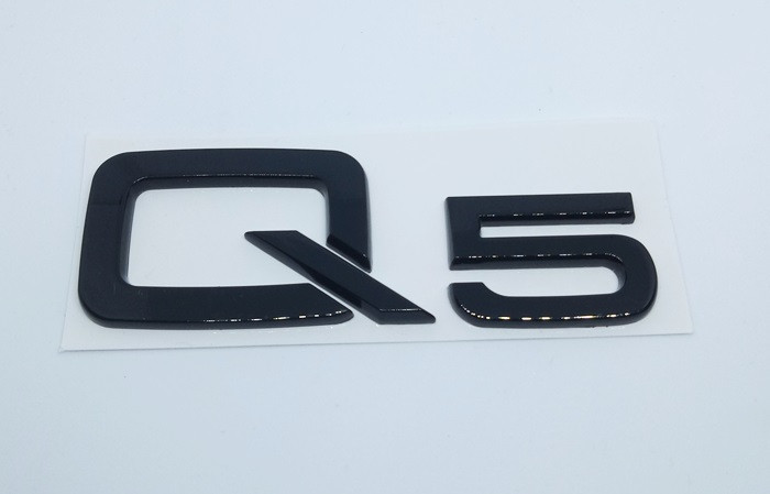Шильдик напис Q5 чорний на кришку багажника AUDI