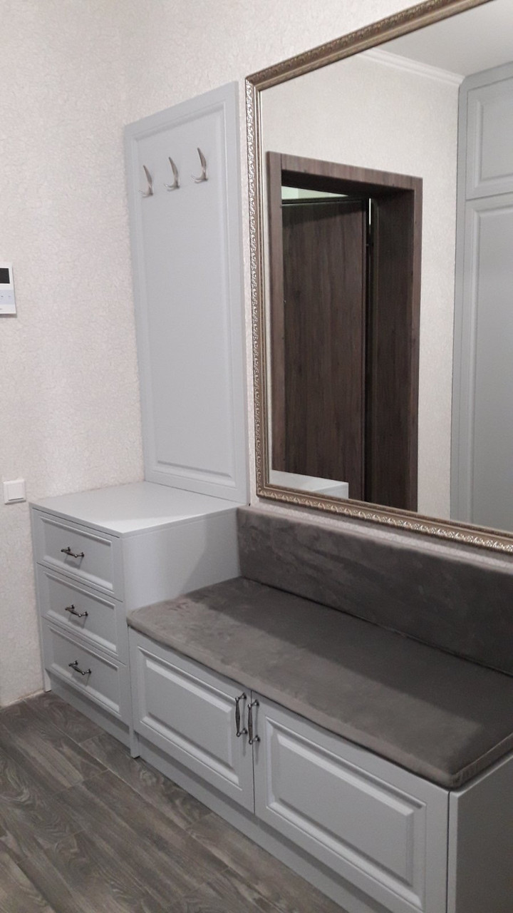 Передпокій із дзеркалом і гачками в стилі сучасна класика