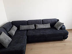 Перетяжка велюрового дивана з подушками