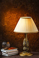 Настільна лампа з різьбленою дерев'яною ніжкою