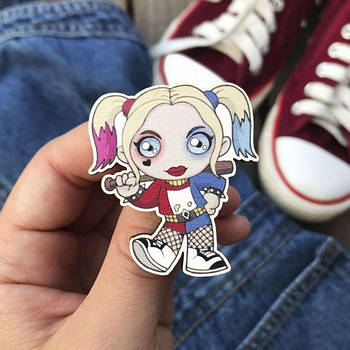 "Харлі Квінн з битою" брошка дерев'яна з уф-друком