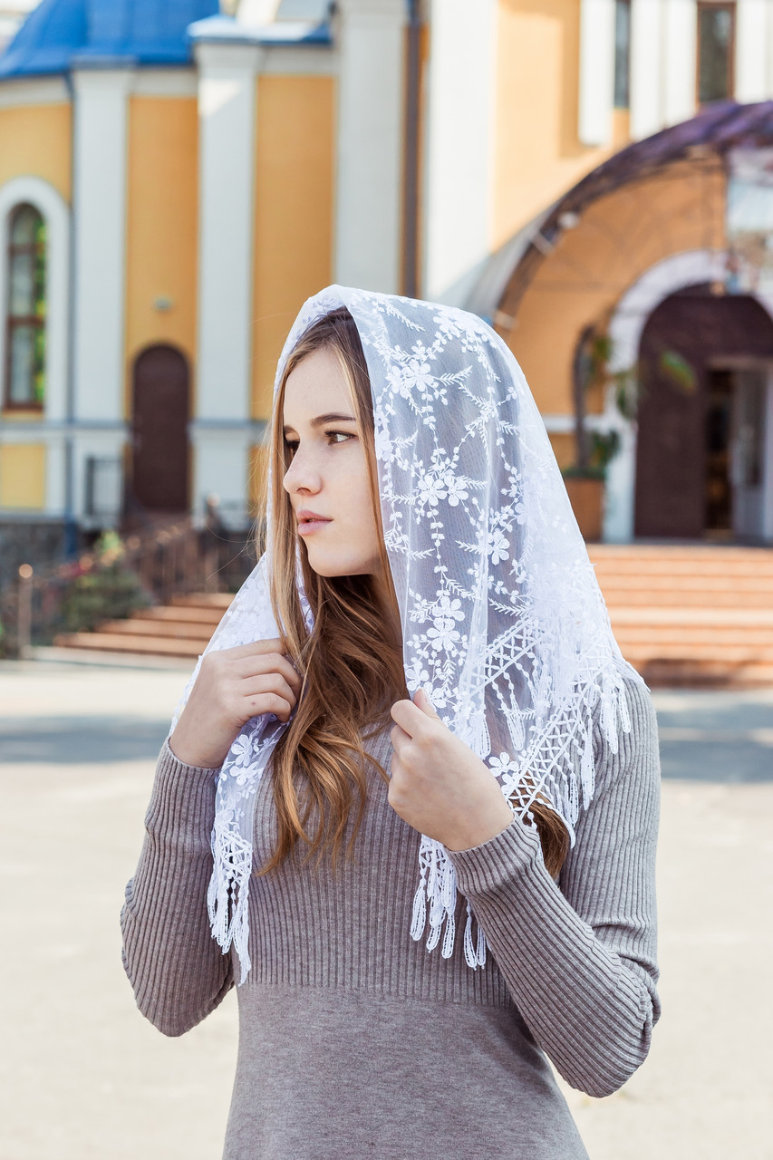 Церковний жіночий хустку на голову красивий з мереживом і бахромою "Вероніка" білого кольору