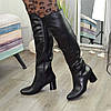 Чорні шкіряні ботфорти на стійкому каблуці, декоровані лакової вставкою, фото 2