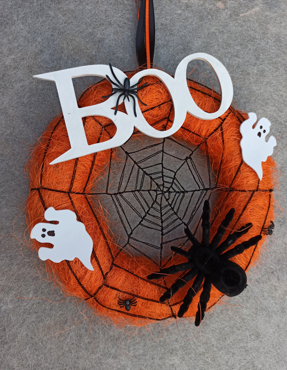 Декоративний вінок до Хеловіну (Хеллоуїну) з павуком, павутиною та привидами - фото 1 - id-p995325234