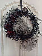 Декоративний чорний вінок до Хеловіну (Хеллоуїну) з чорно-червоними трояндами