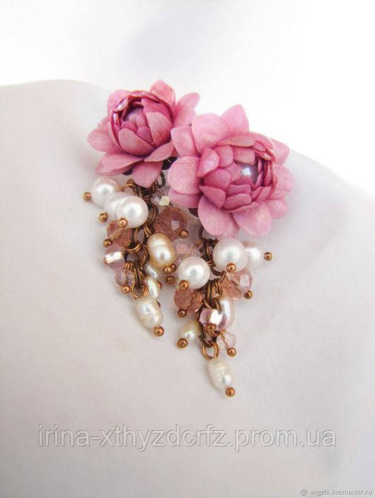 Розкішні рожеві сережки з квітами з полімерної глини та натуральними перлами.