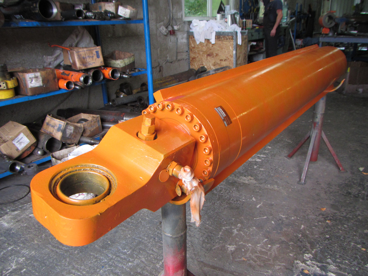 Гідроциліндри виготовлення та ремонт.Екскаватори, навантажувачі, пофарбовані