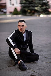 Стильний чоловічий спортивний костюм бомбер з лампасами чорного кольору з матеріалу двунитка