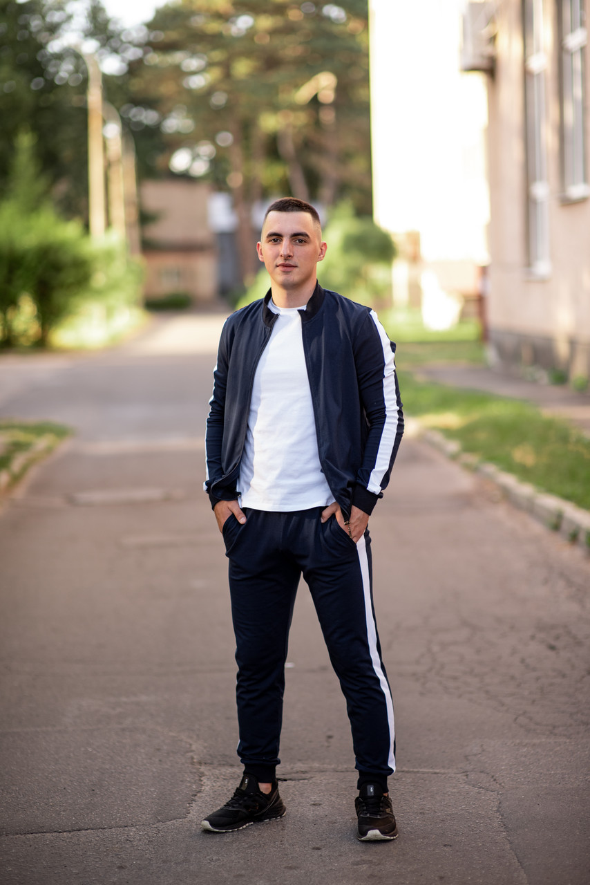 Темний чоловічий спортивний костюм темно-синього кольору з коміром стійка