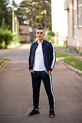 Темний чоловічий спортивний костюм темно-синього кольору з коміром стійка