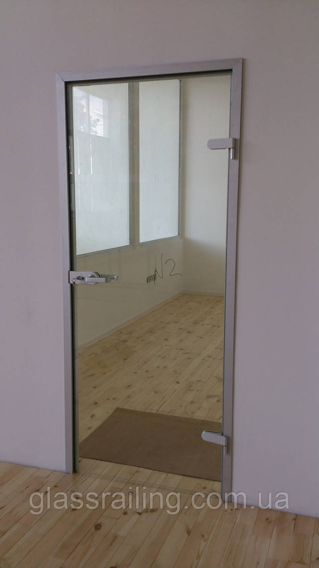 Скляні двері в алюмінієвій коробці