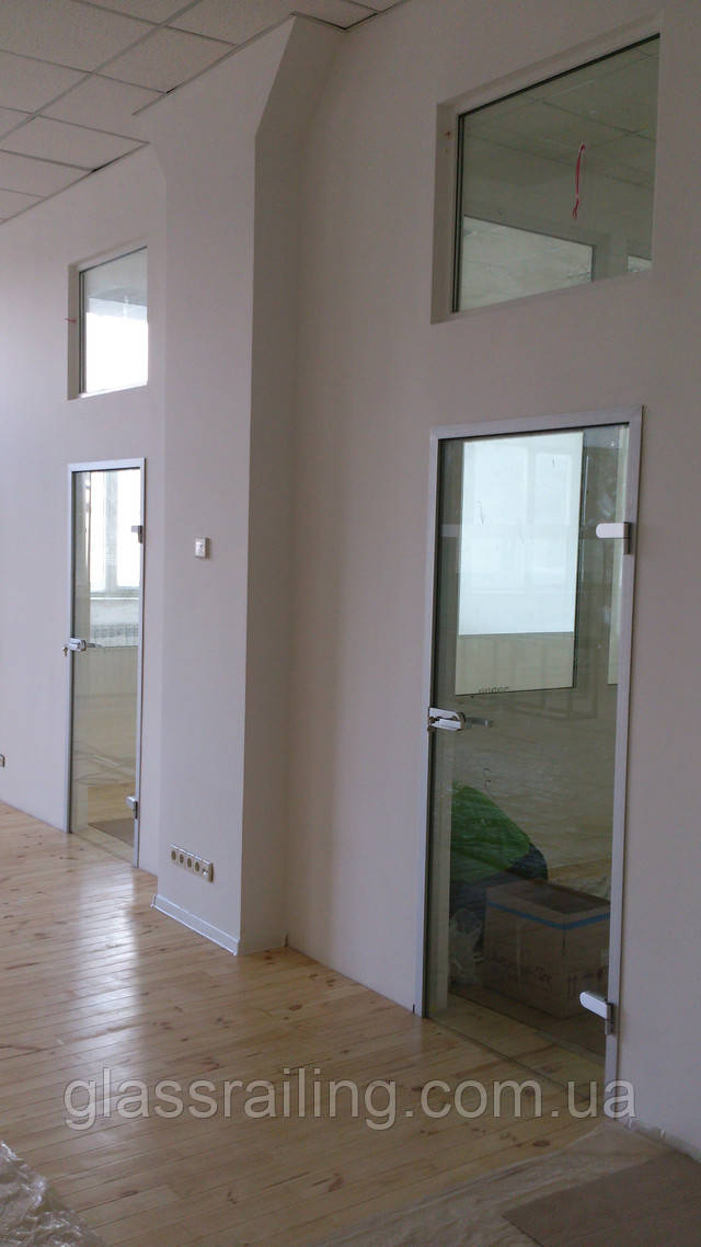 Скляні двері в алюмінієвій кробке