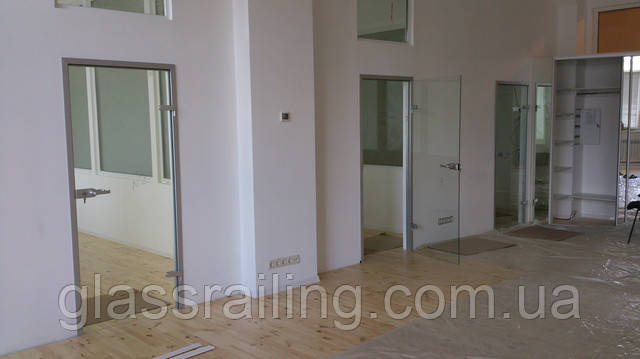 Скляні двері в алюмінієвих коробках
