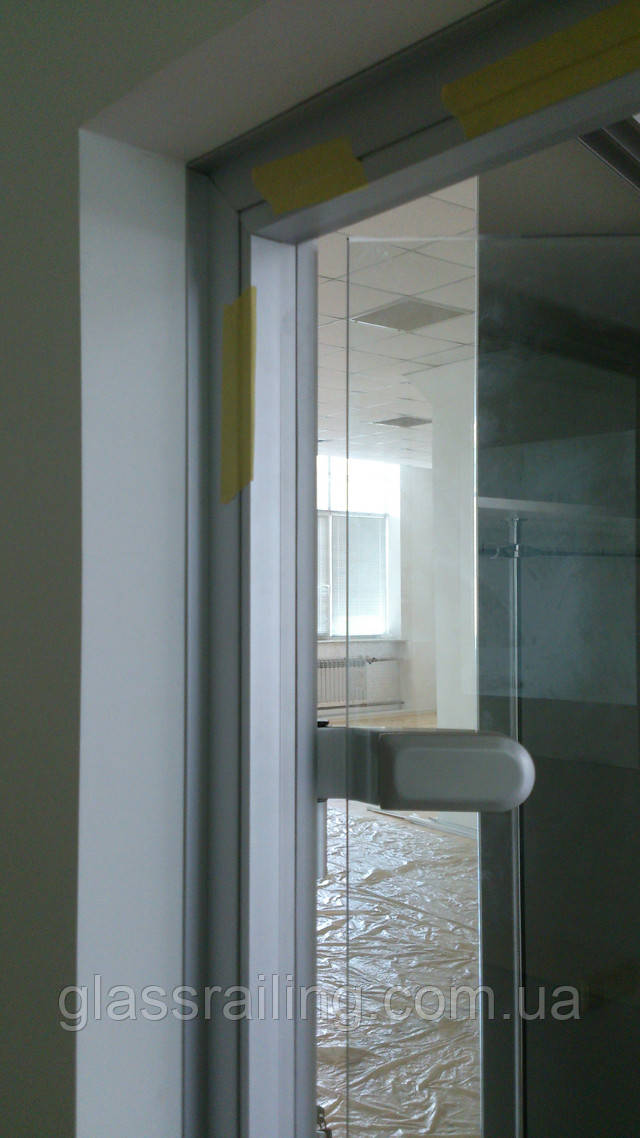 Скляні двері в алюмінієвій коробці
