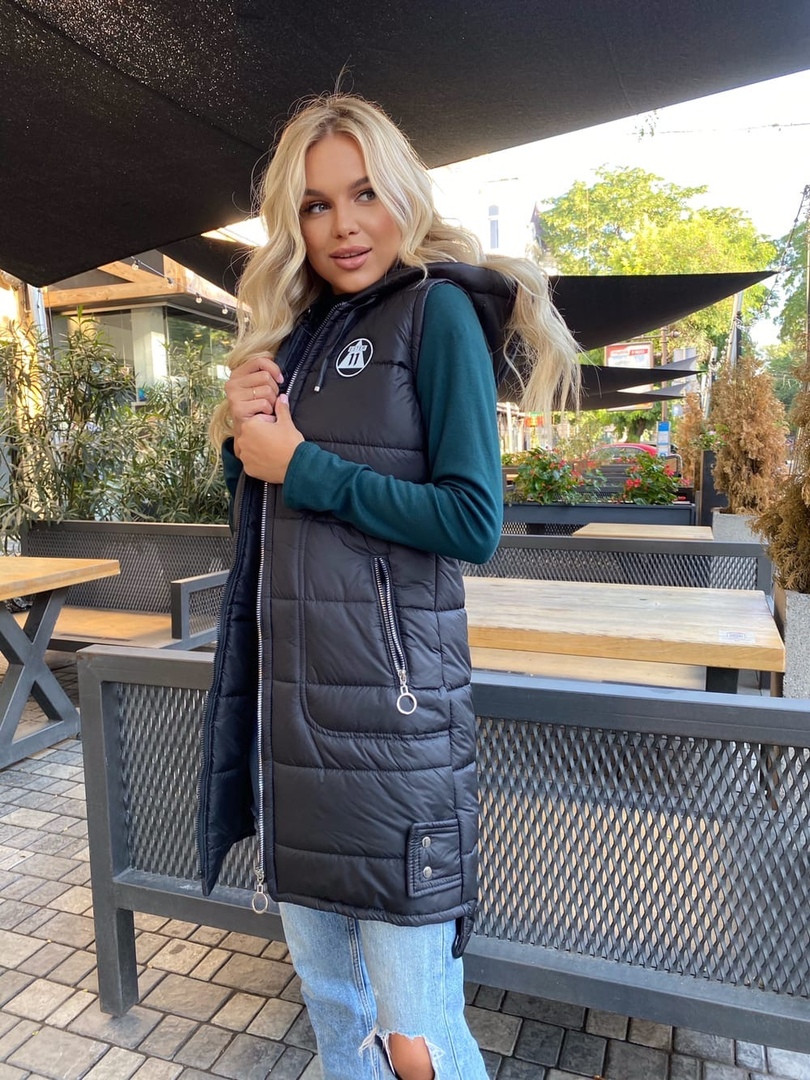 Тепла жіноча жилетка на синтепоні з капюшоном чорного кольору