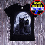 Жіноча приталена стрейчева футболка "Два кота" - малюнок світиться в темряві | Флуоресцентний одяг для жінок, фото 2