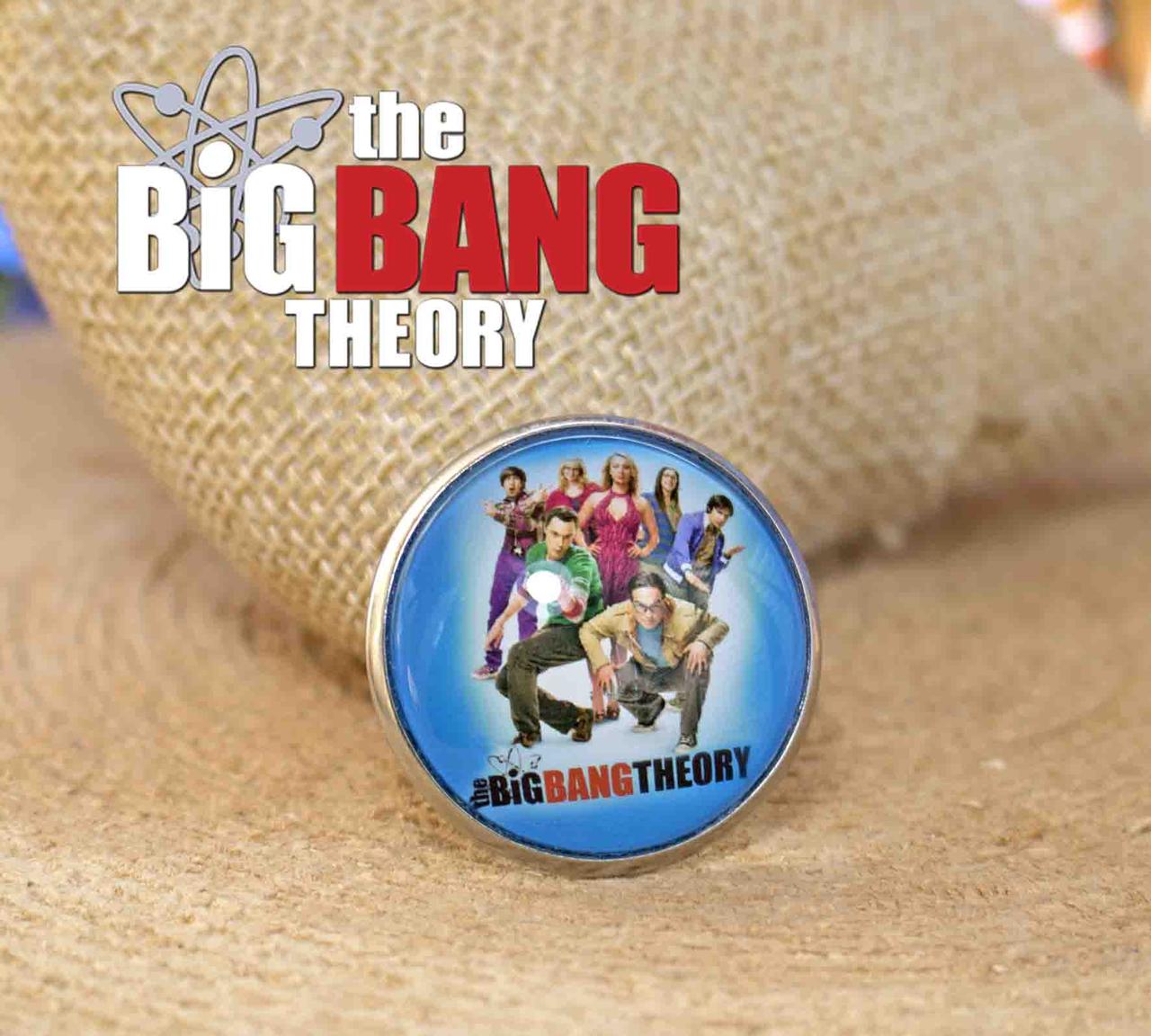 Значок з героями га блакитному тлі Теорія Великого вибуху / The Big Bang Theory