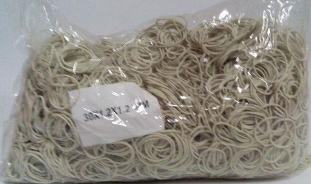 Канцелярська банківська гумка білий колір Ø 30 мм х 1,5 мм "Plast" 1 кг/уп.