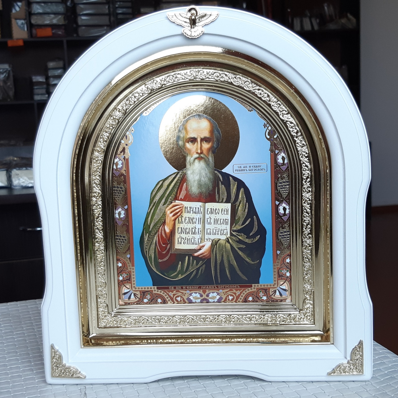 Ікона Святий Іоан Богослов білому аркового кіота з декоративними куточками, розмір кіота 28*25, сюжет 15*18
