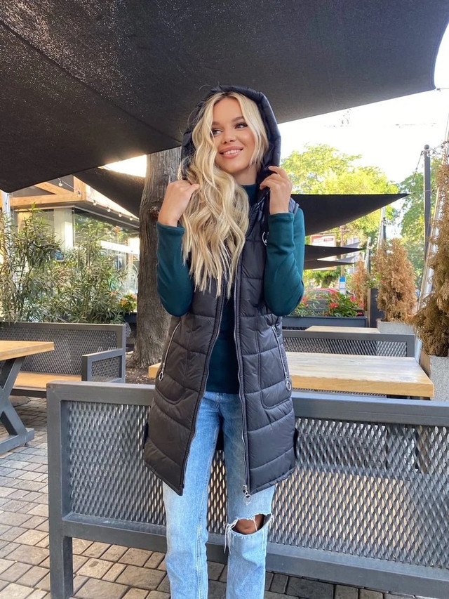 Теплая женская жилетка на синтепоне с капюшоном чёрного цвета