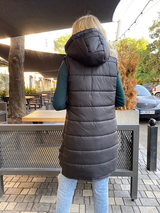 Теплая женская жилетка на синтепоне с капюшоном чёрного цвета